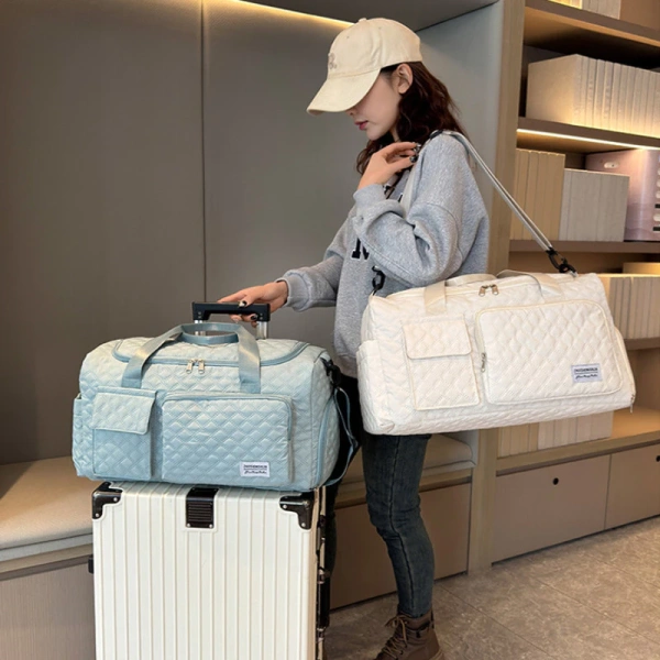 Tuỳ thuộc vào chất liệu và cách thiết kế, túi du lịch gập nhẹ thường được làm từ nylon hoặc polyester, có khả năng chịu trọng lượng tốt nhưng vẫn giữ được tính mềm dẻo, dễ gập thành một miếng phẳng chỉ vài centimet. (Ảnh 2) Tuỳ thuộc vào chất liệu và cách thiết kế, túi du lịch gập nhẹ thường được làm từ nylon hoặc polyester, có khả năng chịu trọng lượng tốt nhưng vẫn giữ được tính mềm dẻo, dễ gập thành một miếng phẳng chỉ vài centimet. (Ảnh 2)