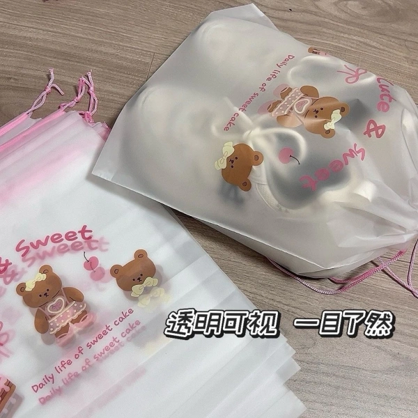 Trong thời gian gần đây, các thương hiệu đã chú trọng thiết kế túi đựng giày có dây rút để giải quyết những bất cập truyền thống. (Ảnh 2) Trong thời gian gần đây, các thương hiệu đã chú trọng thiết kế túi đựng giày có dây rút để giải quyết những bất cập truyền thống. (Ảnh 2)