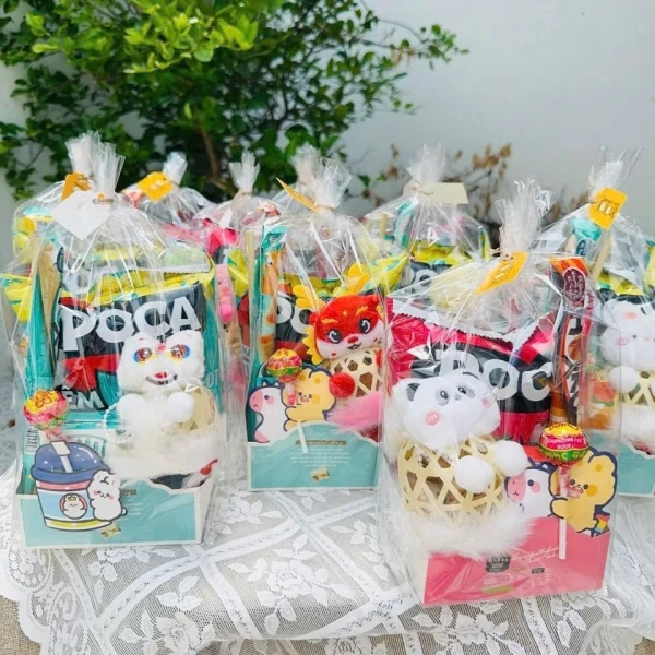 Hình gấu đáng yêu trên túi không chỉ là yếu tố thẩm mỹ mà còn là cách kích thích cảm giác thú vị cho trẻ. (Ảnh 5)