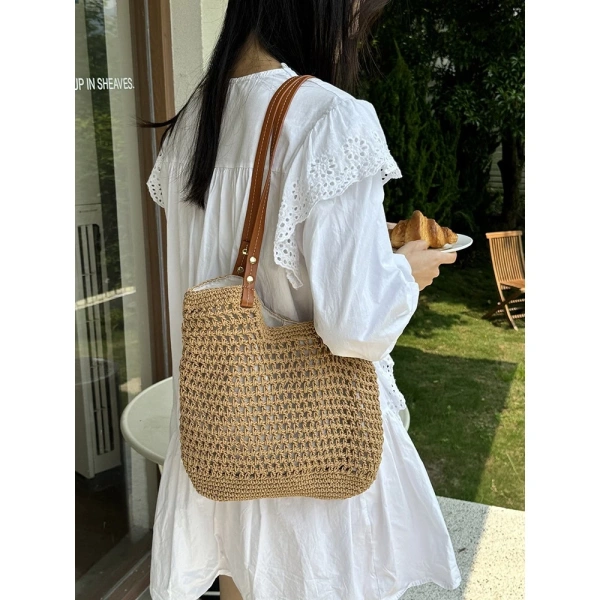 Trong danh mục các túi lưới cotton đa dạng, Túi Cói Đan Lưới Size To Sợi Cotton Đi Biển Mùa Hè nổi bật với thiết kế kiểu tote có thể xách tay hoặc đeo vai, phù hợp cho các buổi dã ngoại, đi biển. (Ảnh 4)