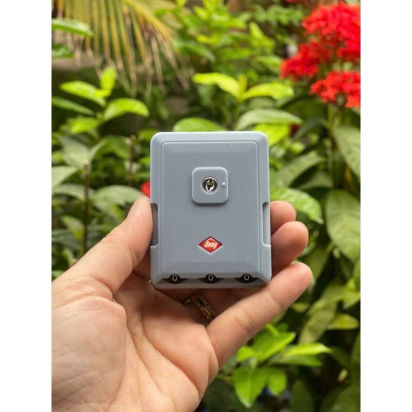 Khi tưởng rằng một khóa số vali gọn nhẹ đủ bảo toàn, nhưng ốc vít lỏng nhẹ vẫn có thể làm rắc rối hành trình - Ảnh 2 Khi tưởng rằng một khóa số vali gọn nhẹ đủ bảo toàn, nhưng ốc vít lỏng nhẹ vẫn có thể làm rắc rối hành trình - Ảnh 2