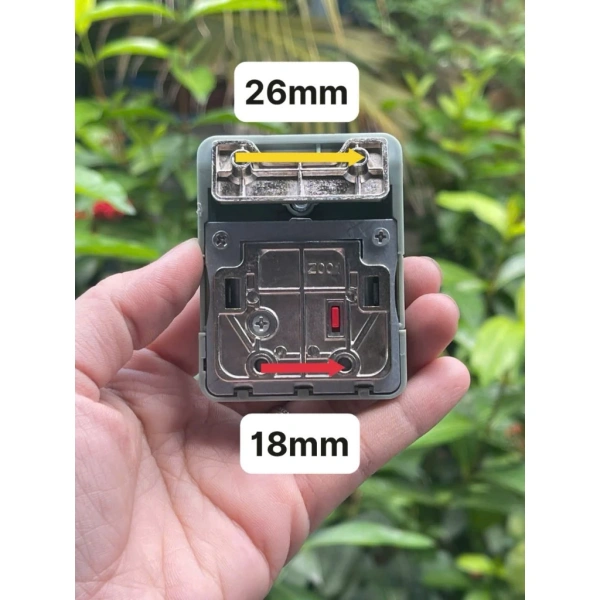 Khóa số vali, dù được làm từ thép cao cấp, vẫn có thể bị bám bùn, bụi bẩn và các hạt cát khi di chuyển qua các điểm kiểm tra hành lý. (Ảnh 4) Khóa số vali, dù được làm từ thép cao cấp, vẫn có thể bị bám bùn, bụi bẩn và các hạt cát khi di chuyển qua các điểm kiểm tra hành lý. (Ảnh 4)