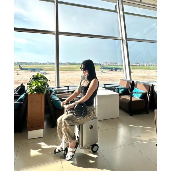 Không chỉ có việc lựa chọn vali, cách bạn chuẩn bị và đưa vali điện lên máy bay cũng ảnh hưởng lớn tới trải nghiệm tổng thể. (Ảnh 5) Không chỉ có việc lựa chọn vali, cách bạn chuẩn bị và đưa vali điện lên máy bay cũng ảnh hưởng lớn tới trải nghiệm tổng thể. (Ảnh 5)