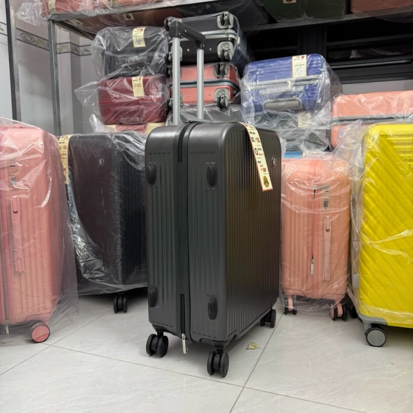 Hầu hết các hãng hàng không hiện nay cho phép hành khách mang theo một túi xách tay (khoảng 7‑10 kg) và một vali kích thước tiêu chuẩn. (Ảnh 2)