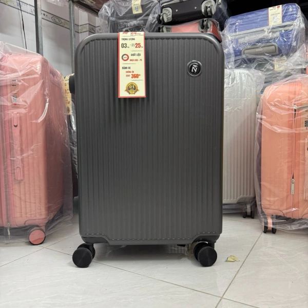 Áp dụng túi vacuum hoặc túi nén không cần máy hút, chỉ cần đóng kín bằng dây kéo – giảm thể tích tới 40 % cho áo khoác mùa đông, áo len dày. (Ảnh 3)
