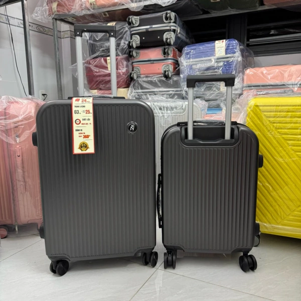 Nhiều người thường mang nhiều bộ đồng phục dự phòng, nhưng thực tế chỉ một hoặc hai bộ là đủ trong một tuần. (Ảnh 5)