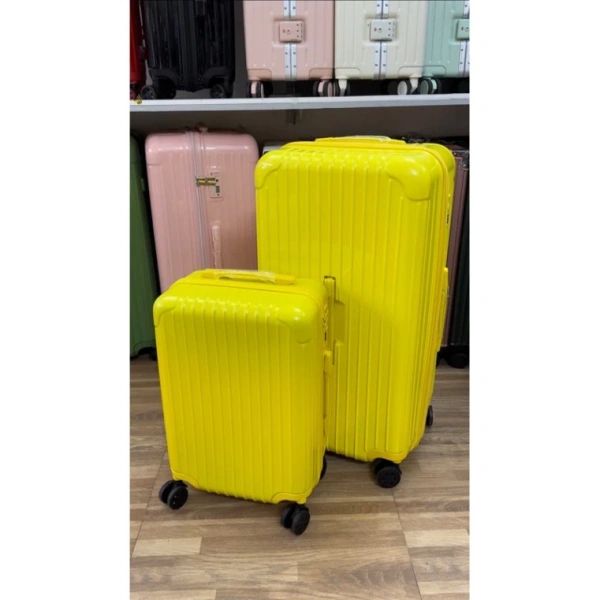 Mỗi thương hiệu vali thường cung cấp ba kiểu bánh xe cơ bản: bánh xe nhựa cứng, bánh xe nhựa mềm (đế silicon) và bánh xe khô (có gắn vòng nhôm). (Ảnh 4) Mỗi thương hiệu vali thường cung cấp ba kiểu bánh xe cơ bản: bánh xe nhựa cứng, bánh xe nhựa mềm (đế silicon) và bánh xe khô (có gắn vòng nhôm). (Ảnh 4)
