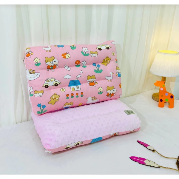 Đặt vỏ gối sao cho dây kéo được “đặt đúng bên”, tránh để phần mở khóa trùng hướng với phía đầu của bé – vị trí thường có nhiều chuyển động. (Ảnh 5) Đặt vỏ gối sao cho dây kéo được “đặt đúng bên”, tránh để phần mở khóa trùng hướng với phía đầu của bé – vị trí thường có nhiều chuyển động. (Ảnh 5)