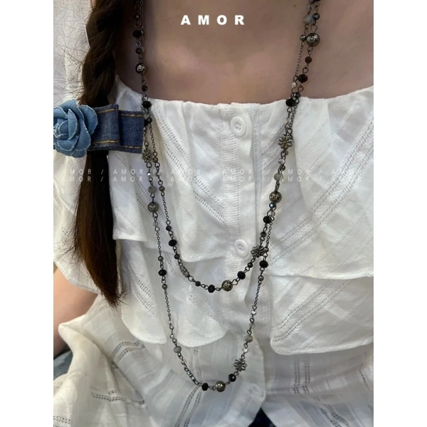 Đối với áo blouse trắng, một chiếc vòng dài xếp lớp kiểu Bohemian có thể là “cánh chim” làm nổi bật đường cằm. (Ảnh 3) Đối với áo blouse trắng, một chiếc vòng dài xếp lớp kiểu Bohemian có thể là “cánh chim” làm nổi bật đường cằm. (Ảnh 3)