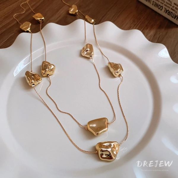 Trong thị trường hiện nay, có rất nhiều mẫu vòng cổ hình học không đều. (Ảnh 4) Trong thị trường hiện nay, có rất nhiều mẫu vòng cổ hình học không đều. (Ảnh 4)