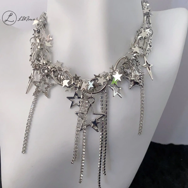 Không phải tất cả các loại choker hay áo cổ cao đều “đấu tranh” với nhau. (Ảnh 4) Không phải tất cả các loại choker hay áo cổ cao đều “đấu tranh” với nhau. (Ảnh 4)