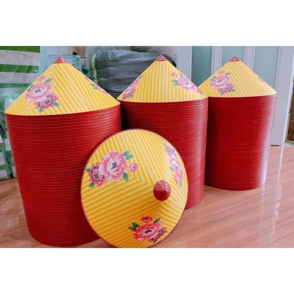 Giống như bất kỳ phụ kiện thời trang nào, nón nhựa cần được vệ sinh định kỳ. (Ảnh 2) Giống như bất kỳ phụ kiện thời trang nào, nón nhựa cần được vệ sinh định kỳ. (Ảnh 2)