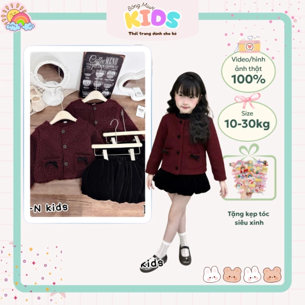 Không chỉ giữ ấm, bộ áo dạ lông cừu phối váy nhung còn khiến bé gái tỏa sáng trong khung hình lễ hội Noel và Tết. - Ảnh 1