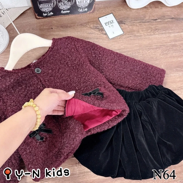 Dạ lông cừu: Loại dạ được sử dụng trong bộ áo này có độ dày và độ mềm mịn tối ưu. (Ảnh 2)