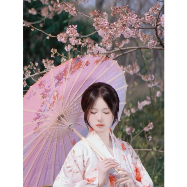 Đối với những ai đang tìm kiếm một chiếc kimono vừa truyền thống vừa phù hợp với khí hậu ẩm ướt, mẫu Kimono yukata truyền thống trắng hoa đỏ là một lựa chọn đáng cân nhắc. (Ảnh 4)