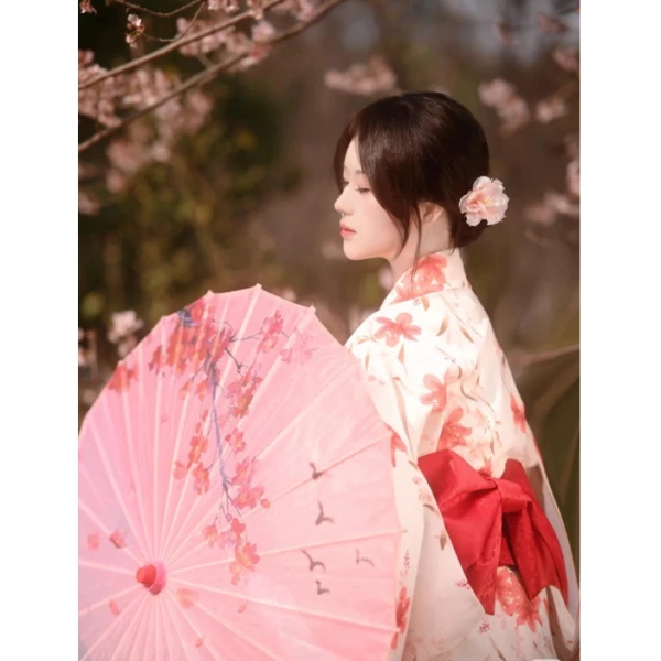 Khi bạn thực hiện các bước này một cách kiên trì, chiếc kimono trắng hoa đỏ sẽ giữ được vẻ đẹp ban đầu suốt nhiều mùa, đồng thời giảm thiểu rủi ro “sát màu” do môi trường ẩm ướt. (Ảnh 5)