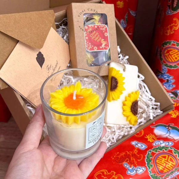 Nến thơm truyền thống thường được sản xuất công nghiệp với chất liệu paraffin, mang lại hương thơm mạnh mẽ nhưng đôi khi kèm theo mùi khó chịu hoặc khói đen. (Ảnh 3) Nến thơm truyền thống thường được sản xuất công nghiệp với chất liệu paraffin, mang lại hương thơm mạnh mẽ nhưng đôi khi kèm theo mùi khó chịu hoặc khói đen. (Ảnh 3)