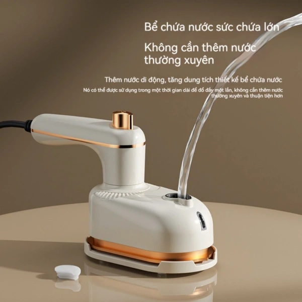 Để giảm mỏi tay, hãy duy trì động tác nhẹ nhàng, không ép mạnh vào mặt là. (Ảnh 5) Để giảm mỏi tay, hãy duy trì động tác nhẹ nhàng, không ép mạnh vào mặt là. (Ảnh 5)