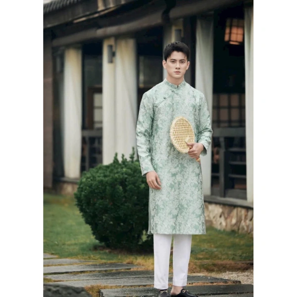 Áo dài nam không chỉ là bộ trang phục truyền thống mà còn là một “cấu trúc” phức tạp gồm lớp vải ngoài, lớp lót và phần kimono phía sau. (Ảnh 2)