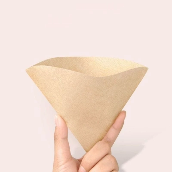 Giấy lọc cà phê được chế tạo từ bột giấy tự nhiên hoặc hỗn hợp giấy tái sinh, có nhiệm vụ ngăn cặn hạt cà phê và bã trà khỏi lọc vào cốc. (Ảnh 2)