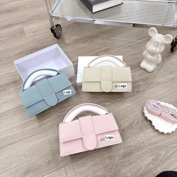 Kích thước 19 cm của túi xách đeo chéo khiến người dùng phải suy nghĩ lại cách xếp đồ - Ảnh 2 Kích thước 19 cm của túi xách đeo chéo khiến người dùng phải suy nghĩ lại cách xếp đồ - Ảnh 2
