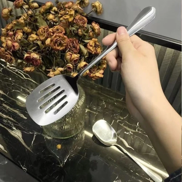 Kích thước 22,5 cm của xẻng inox lật chiên xào thực sự giải quyết vấn đề bám dính trong bếp - Ảnh 2