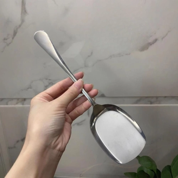 So với inox 304 thường dùng cho dao, muỗng, inox 410 có điểm mạnh về độ cứng và khả năng duy trì độ sắc bóng lâu hơn khi chịu nhiệt thường xuyên. (Ảnh 3)