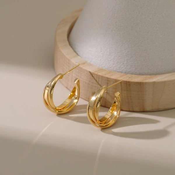 Khoen tròn (gài) được gắn vào lỗ tai mà không cần dây treo, giúp vị trí bông tai ổn định hơn. (Ảnh 2) Khoen tròn (gài) được gắn vào lỗ tai mà không cần dây treo, giúp vị trí bông tai ổn định hơn. (Ảnh 2)