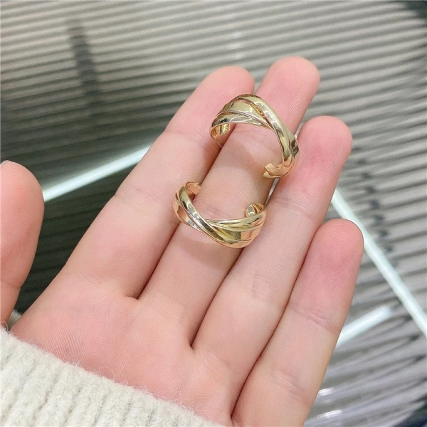 Kích thước to của bông tai mạ vàng cá tính khiến áo cổ cao bất ngờ không thoải mái. - Ảnh 4 Kích thước to của bông tai mạ vàng cá tính khiến áo cổ cao bất ngờ không thoải mái. - Ảnh 4