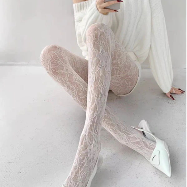 Những yếu tố này thường được nhấn mạnh trong mô tả sản phẩm, ví dụ như “Quần Tất Ren Lolita Nhiều Màu, Nhiều Kích Cỡ, Phong Cách Nhật Bản Quyến Rũ, Sang Chảnh” – một tiêu đề phản ánh đầy đủ những tiêu chí trên. (Ảnh 2)