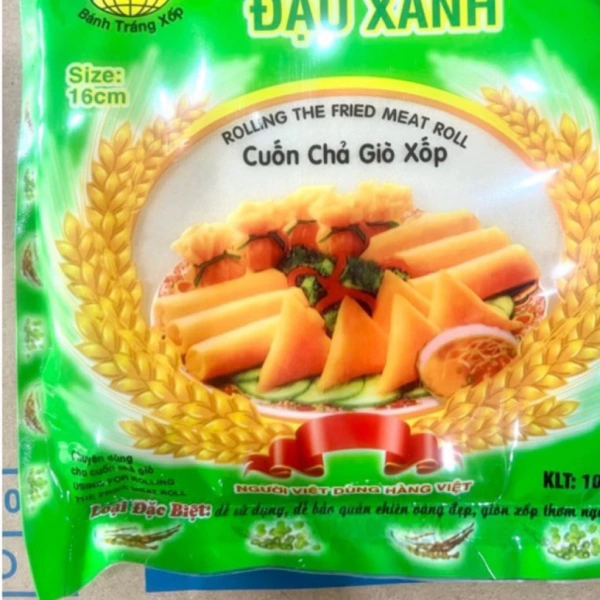 Dùng hai tay cuốn chặt vừa, không quá dẹt cũng không quá căng. (Ảnh 5) Dùng hai tay cuốn chặt vừa, không quá dẹt cũng không quá căng. (Ảnh 5)