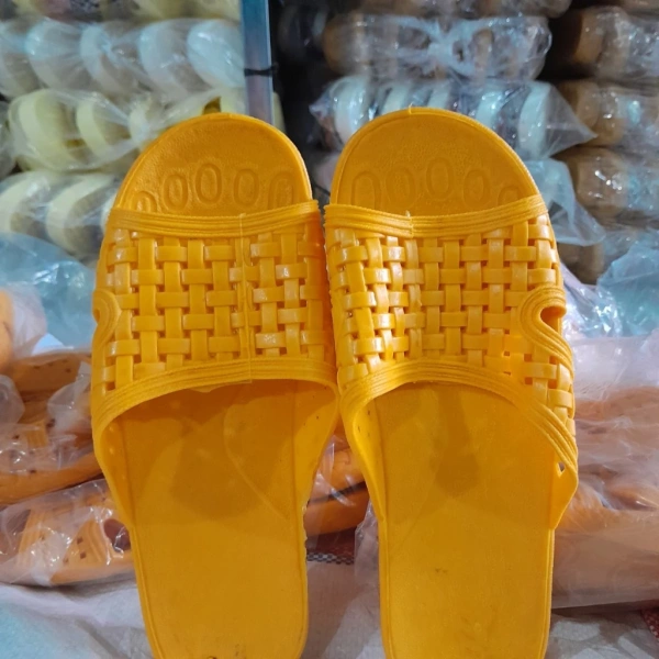 Lần đầu để trẻ thử dép tổ ong trong nhà, chợt nhận ra độ bám sàn chưa đủ an toàn - Ảnh 3