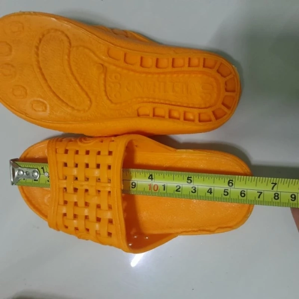 Ngay cả khi dép đã được thiết kế để chống trượt, vẫn có những cách “tăng cường” độ bám mà không cần mua dép mới. (Ảnh 4)