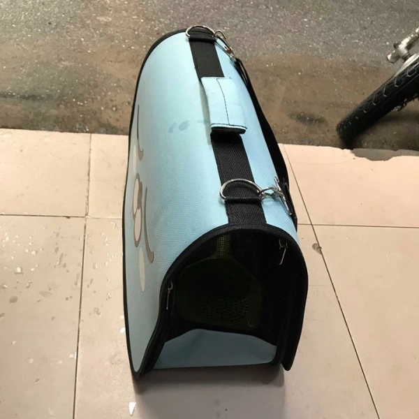Việc chọn lựa một chiếc túi vận chuyển không chỉ dựa vào kích thước hay màu sắc, mà còn phải cân nhắc kỹ lưỡng về cấu trúc nắp và tính năng “thoáng” của nó. (Ảnh 4) Việc chọn lựa một chiếc túi vận chuyển không chỉ dựa vào kích thước hay màu sắc, mà còn phải cân nhắc kỹ lưỡng về cấu trúc nắp và tính năng “thoáng” của nó. (Ảnh 4)