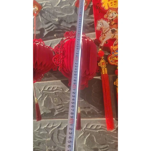 Lồng đèn giấy đỏ 20 cm treo sai vị trí khiến không gian Tết mất đi sự ấm áp - Ảnh 3 Lồng đèn giấy đỏ 20 cm treo sai vị trí khiến không gian Tết mất đi sự ấm áp - Ảnh 3