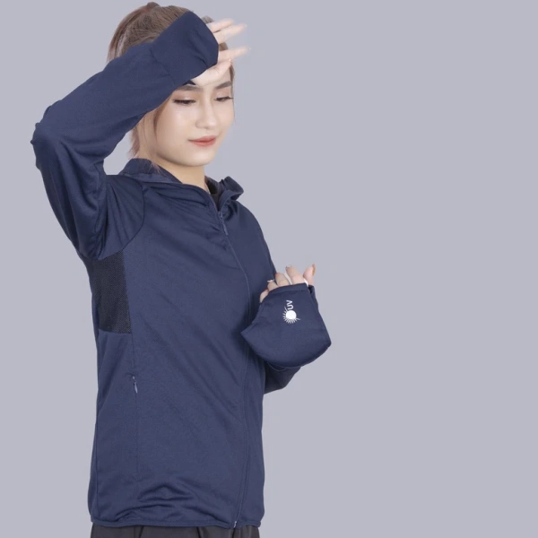 Việc lựa chọn trang phục đi cùng áo chống nắng 2 lớp đòi hỏi phải cân nhắc cả màu sắc, độ dài và chất liệu. (Ảnh 4)