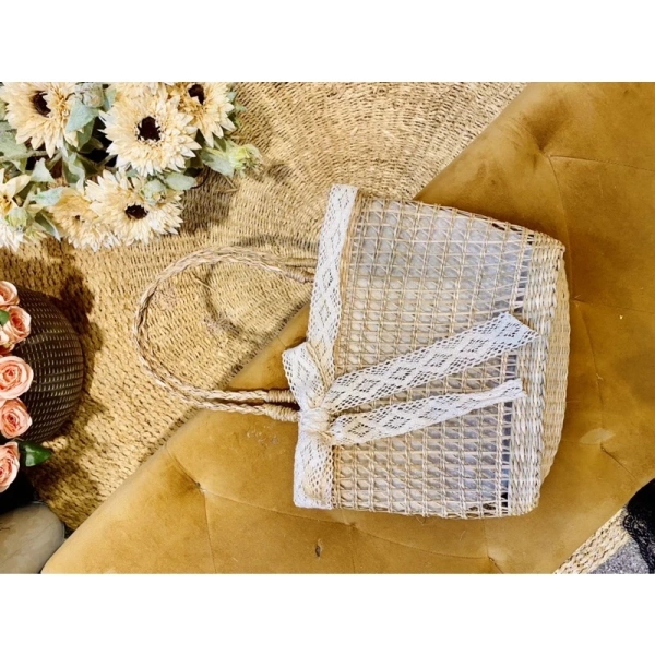 Trong số những mẫu túi cói đang được ưa chuộng trên thị trường hiện nay, Túi cói đi biển kèm lót khóa siêu nhẹ nổi bật nhờ thiết kế vừa thời trang vừa an toàn. (Ảnh 3)
