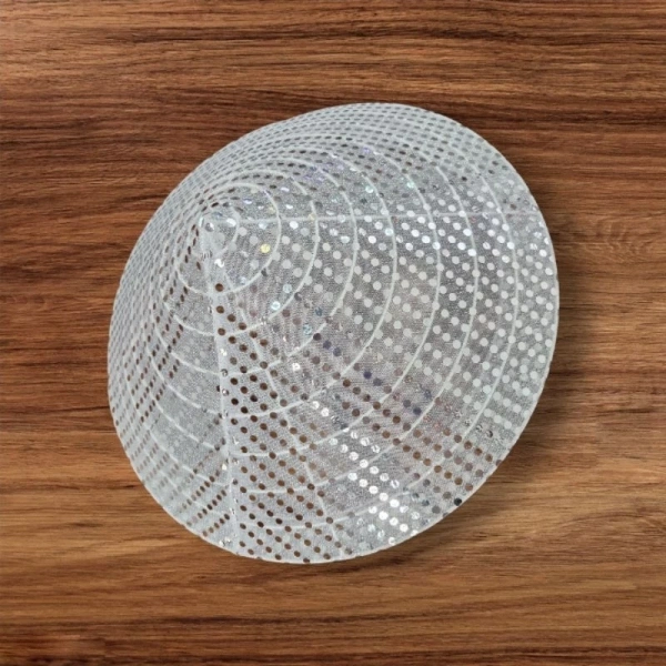 Trong một buổi biểu diễn có đông người và ánh sáng sân khấu mạnh, nón lá thường phải chịu áp lực từ nhiều hướng. (Ảnh 5) Trong một buổi biểu diễn có đông người và ánh sáng sân khấu mạnh, nón lá thường phải chịu áp lực từ nhiều hướng. (Ảnh 5)