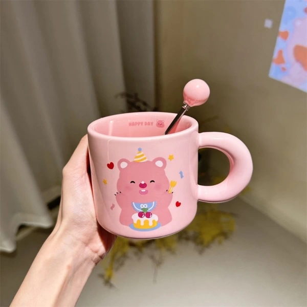 Ly sứ Loopy còn phù hợp sử dụng cho nhiều mục đích khác nhau: bàn làm việc, bàn học, pha trà, pha cà phê… Đặc biệt, độ sang trọng của nó khiến nó cũng trở thành một món đồ decor hữu ích trong phòng khách hay phòng sinh hoạt chung. (Ảnh 5) Ly sứ Loopy còn phù hợp sử dụng cho nhiều mục đích khác nhau: bàn làm việc, bàn học, pha trà, pha cà phê… Đặc biệt, độ sang trọng của nó khiến nó cũng trở thành một món đồ decor hữu ích trong phòng khách hay phòng sinh hoạt chung. (Ảnh 5)