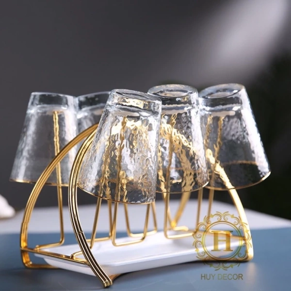 Trong bữa ăn gia đình hay khi tiếp khách, chúng ta thường di chuyển đĩa, cốc, muỗng li nhanh chóng. (Ảnh 2)