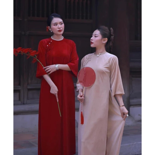 Áo dài suông tay lỡ loe thường có thiết kế ôm nhẹ ở phần ngực, eo, và xả rộng ở phần hông và tay áo. (Ảnh 3) Áo dài suông tay lỡ loe thường có thiết kế ôm nhẹ ở phần ngực, eo, và xả rộng ở phần hông và tay áo. (Ảnh 3)
