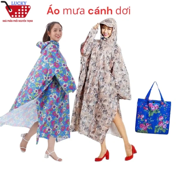 Mặc áo mưa cánh dơi vừa thời trang vừa chống thấm, nhưng túi áo luôn gây lo lắng khi gập gọn - Ảnh 1 Mặc áo mưa cánh dơi vừa thời trang vừa chống thấm, nhưng túi áo luôn gây lo lắng khi gập gọn - Ảnh 1