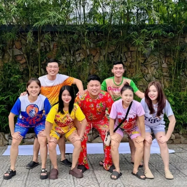 Mặc bộ đồ nam nữ in hổ cho gia đình 5 người, khi màu đỏ rực rỡ có thực sự hòa hợp với không gian Tết truyền thống? - Ảnh 1 Mặc bộ đồ nam nữ in hổ cho gia đình 5 người, khi màu đỏ rực rỡ có thực sự hòa hợp với không gian Tết truyền thống? - Ảnh 1
