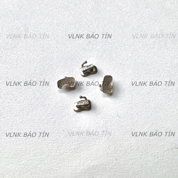 Mắc cài thiết kế slot chuẩn 0.22 inch được gọi là slot 022, cho phép bác sĩ đặt dây cung với độ chính xác cao, đồng thời kiểm soát lực kéo một cách ổn định. (Ảnh 2) Mắc cài thiết kế slot chuẩn 0.22 inch được gọi là slot 022, cho phép bác sĩ đặt dây cung với độ chính xác cao, đồng thời kiểm soát lực kéo một cách ổn định. (Ảnh 2)