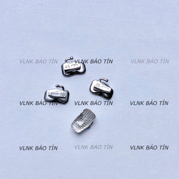 Đặc biệt, khi bạn mua túi 4 mắc cài răng 6, 7 với giá ưu đãi 25,000 VNĐ, hãy lưu ý kiểm tra ngày sản xuất và hạn sử dụng keo gắn (nếu có) đi kèm để tránh tình huống keo mất độ bám khi đã hết hạn. (Ảnh 4) Đặc biệt, khi bạn mua túi 4 mắc cài răng 6, 7 với giá ưu đãi 25,000 VNĐ, hãy lưu ý kiểm tra ngày sản xuất và hạn sử dụng keo gắn (nếu có) đi kèm để tránh tình huống keo mất độ bám khi đã hết hạn. (Ảnh 4)