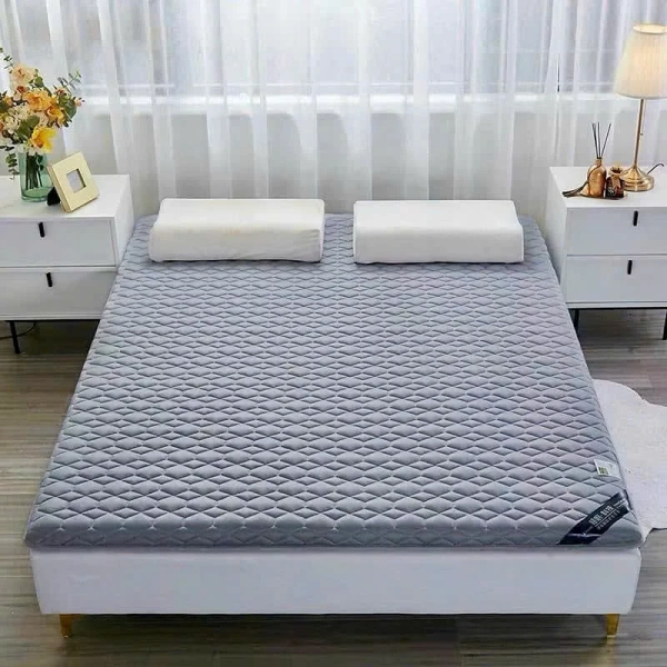 Nhờ thiết kế này, topper cung cấp cảm giác “đệm mềm vừa đủ” mà không làm mất đi độ cứng cần thiết để giữ thẳng cột sống. (Ảnh 2)