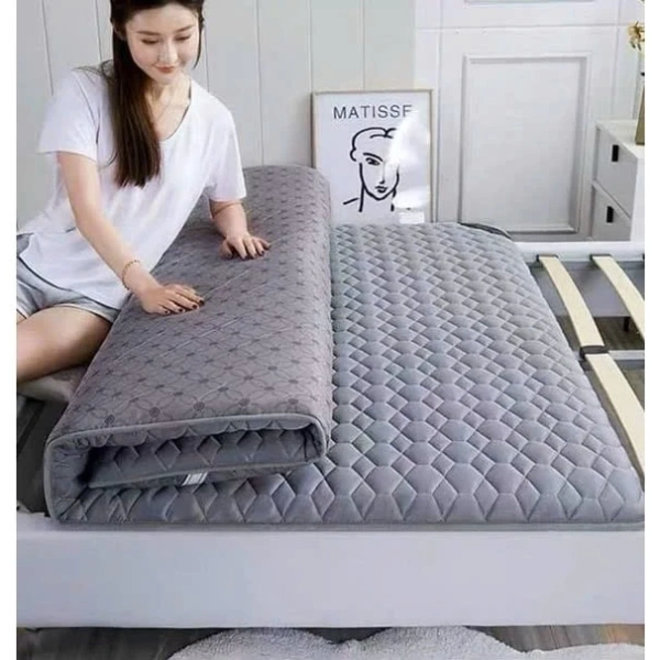 Mặc dù chỉ dày 5 cm, lớp topper gấp gọn đã biến chiếc giường sinh viên thành nơi nghỉ ngơi không còn gây mệt mỏi - Ảnh 3