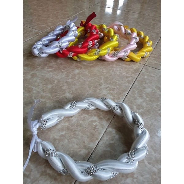 Mấn xoắn đôi giữ dáng áo dài hoàn hảo nhưng lại gây bất ngờ khi cần chỉnh lại giữa buổi lễ - Ảnh 1 Mấn xoắn đôi giữ dáng áo dài hoàn hảo nhưng lại gây bất ngờ khi cần chỉnh lại giữa buổi lễ - Ảnh 1