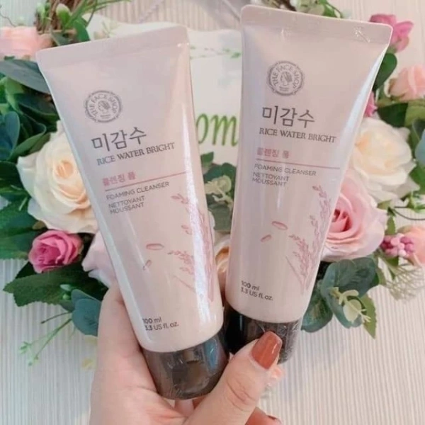Độ ẩm của da không chỉ phụ thuộc vào việc bôi dưỡng kem dưỡng, mà còn liên quan trực tiếp tới việc lựa chọn sữa rửa mặt phù hợp. (Ảnh 2) Độ ẩm của da không chỉ phụ thuộc vào việc bôi dưỡng kem dưỡng, mà còn liên quan trực tiếp tới việc lựa chọn sữa rửa mặt phù hợp. (Ảnh 2)