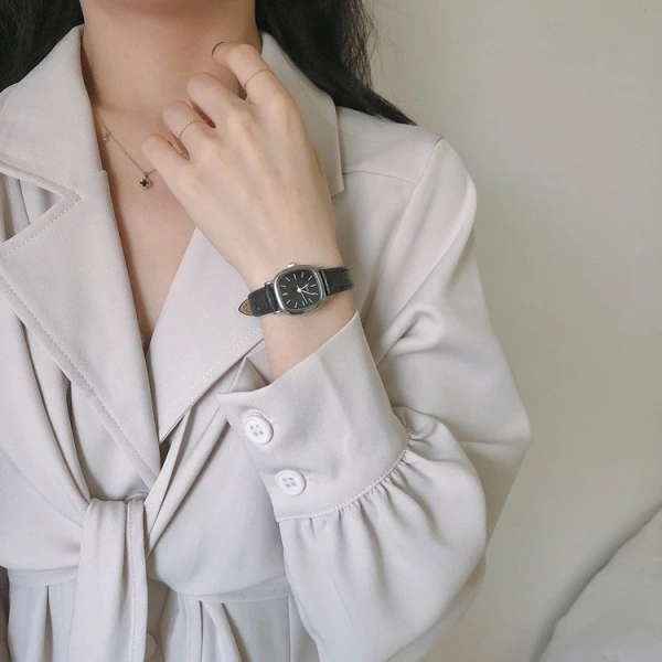Mặt chữ nhật của đồng hồ thời trang nữ khiến việc phối áo ôm sát trở nên bất ngờ khó khăn - Ảnh 1 Mặt chữ nhật của đồng hồ thời trang nữ khiến việc phối áo ôm sát trở nên bất ngờ khó khăn - Ảnh 1